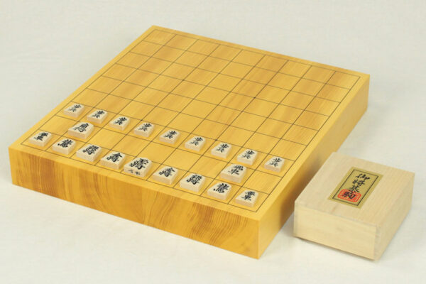 日本産本榧卓上将棋盤　1.5寸セット（樺上彫）